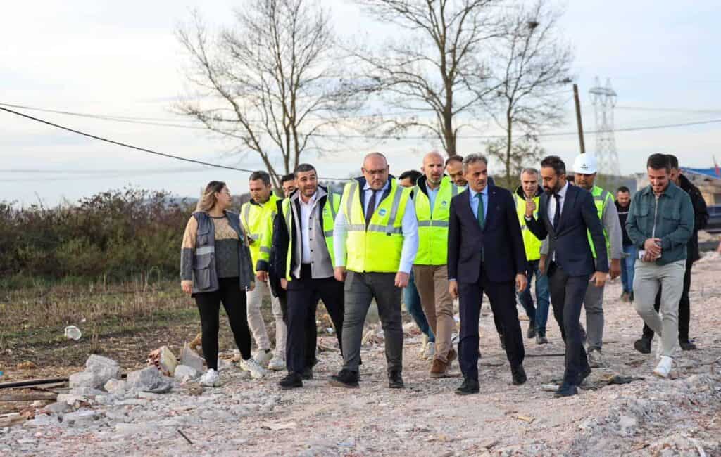 Gelişen altyapı projelerinde mühendis ve uzmanlar saha turu yaparken, yapı ve imalat süreçleri gözlemleniyor.