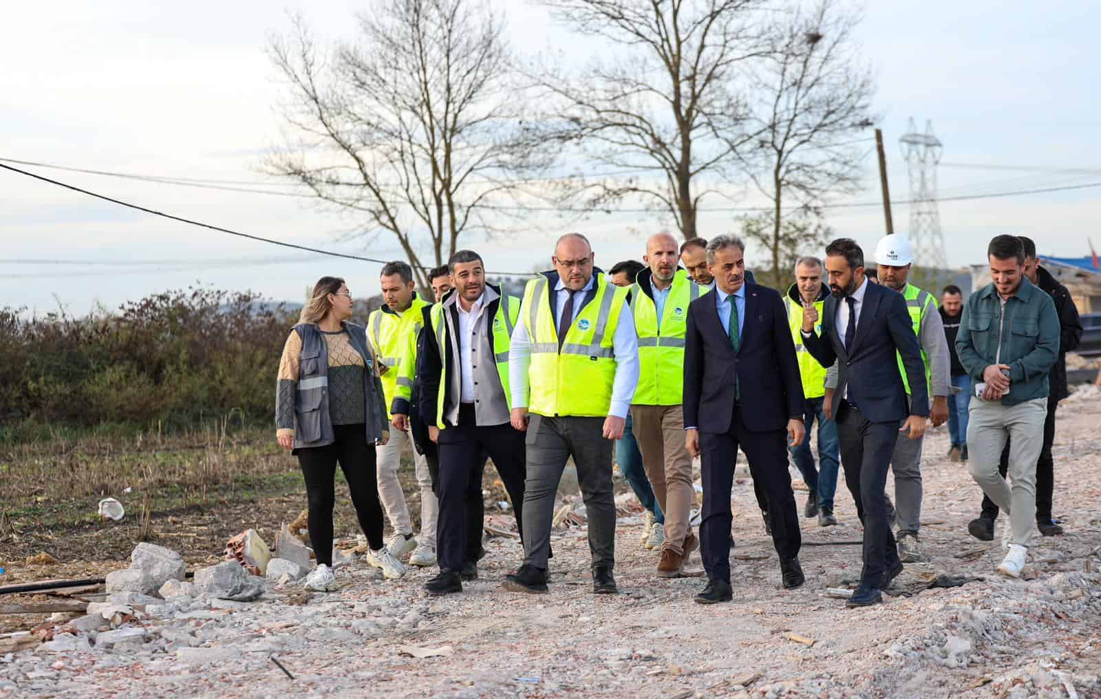 Gelişen altyapı projelerinde mühendis ve uzmanlar saha turu yaparken, yapı ve imalat süreçleri gözlemleniyor.