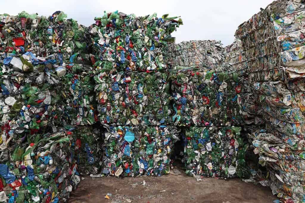 Çevre ve geri dönüşüm alanında plastik atıkların toplandığı ve geri kazanıldığı alanlar, sürdürülebilirlik için önemli tesisler.