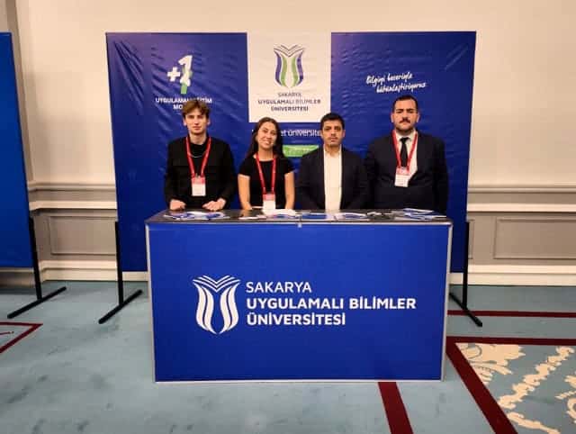 Sakarya Uygulamalı Bilimler Üniversitesi tanıtım standında öğrenciler ve temsilciler.