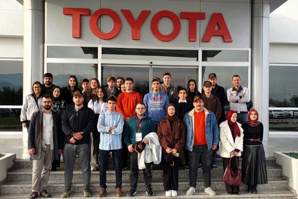 SUBÜ’lü öğrenciler, Toyota Türkiye üretim hatlarında yapay zekâ destekli süreçleri izledi