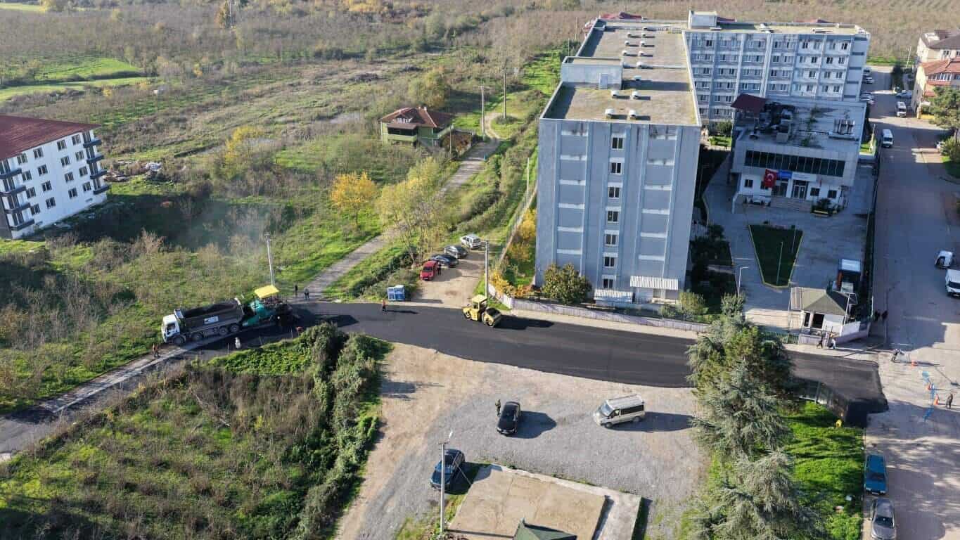 Yollar ve binalar, gelişen bölgenin modernleşme sürecini gösteriyor.