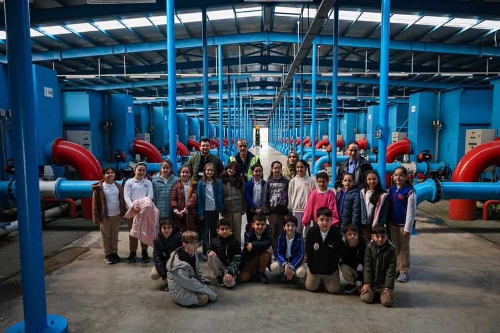 Nehir ve su kaynakları odaklı kapalı su arıtma tesisi görüntüsü.