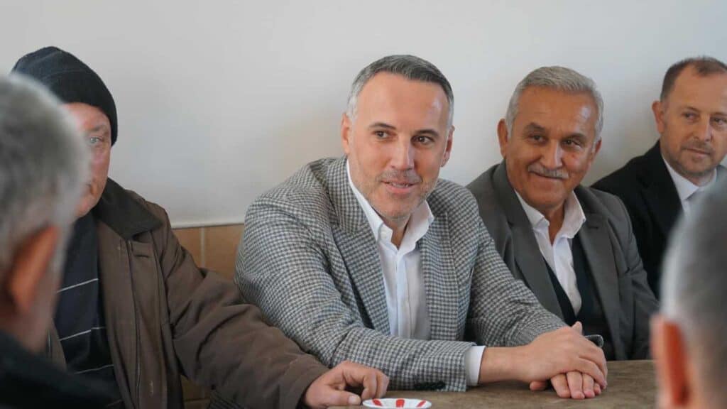 Aktif katılımcıların yer aldığı toplantı ve basın açıklaması.