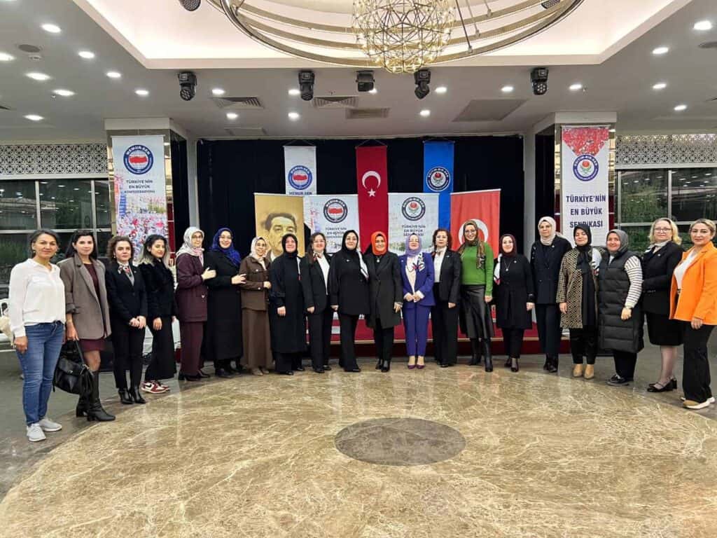 Türkiye'nin en büyük sendikası Memur-Sen üyeleri, birlik ve dayanışma içinde.